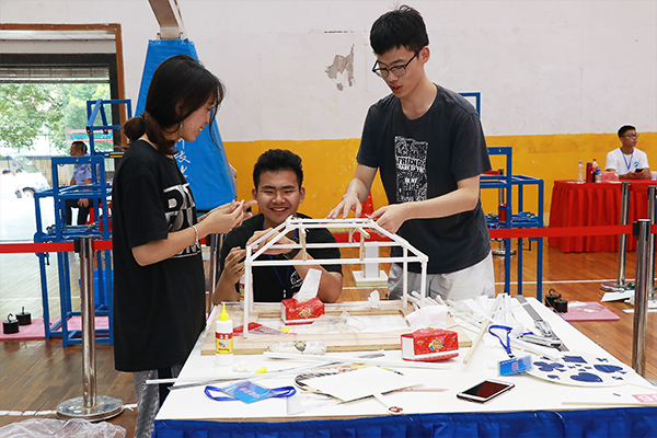 参赛小组成员合作完成模型制作 304永利集团官网入口宣传部 隋明潓 摄0.jpg